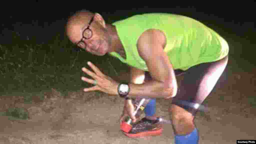 Alexis García comienza la carrera en la madrugada para evitar las horas de más calor y sol. Foto tomada del Facebook de Run Across Cuba.