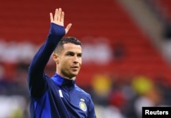 Cristiano Ronaldo, del Al Nassr, aplaude a los aficionados durante el calentamiento previo al partido de la Liga de Campeones de Asia, Grupo B, Al Gharafa contra Al Nassr en el Estadio Al Bayt, Al Khor, Qatar. 25/11/2024 (REUTERS/Ibraheem Al Omari)