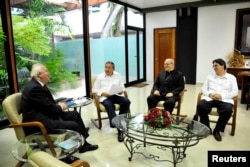 Excanciller español Miguel Angel Moratinos, Raúl Castro, el Cardenal Jaime Ortega y el canciller cubano Bruno Rodríguez en La Habana el 7 de julio de 2010.