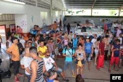 Cubanos varados en la frontera de Panamá con Costa Rica.