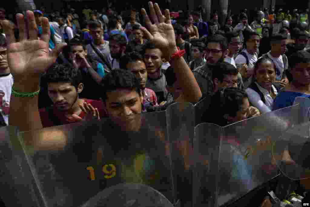 Estudiantes se manifiestan en rechazo a la decisión del Tribunal Supremo de asumir las competencias del Parlamento, hoy, viernes 31 de marzo de 2017, en Caracas (Venezuela). EFE/Cristian Hernández