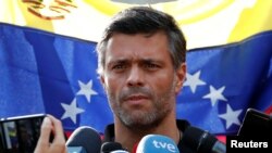 Opositor de Venezuela, Leopoldo López, habla a la prensa desde la residencia del embajador de España en Caracas. 