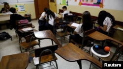 Pupitres vacíos en el aula de una escuela en Caracas, Venezuela.