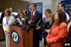 Congresistas estadounidenses visitan centros de detención de inmigrantes.