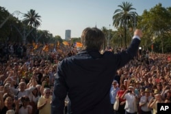 El expresidente catalán Carles Puigdemont se dirige a sus seguidores tras su llegada a las inmediaciones del Parlamento catalán a donde entró de manera clandestina después de siete años evitando ser detenido. (AP Photo/Emilio Morenatti)