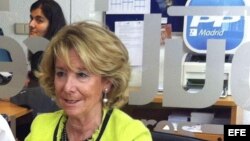 La presidenta del PP de Madrid, Esperanza Aguirre (d), junto a la periodista y disidente cubana Yoani Sánchez (i), durante la reunión que han mantenido hoy en el despacho de Aguirre. La cita ha coincidido con el lanzamiento que Sánchez hace en España de s