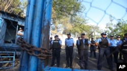 Policías montan guardia en el centro de detención "El Chipote", en Managua, donde fueron encarcelados los manifestantes antigubernamentales en 2018. (Foto AP/Alfredo Zúñiga, Archivo)