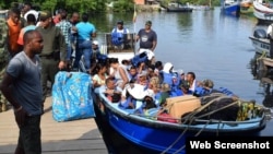 Migrantes cruzan el Golfo de Urabá, que se extiende entre Colombia y Panamá.