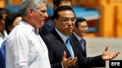 El primer ministro de China, Li Keqiang con el primer vicepresidente cubano, Miguel Diaz-Canel (i) el 24 de septiembre de 2016.