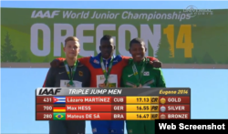 El triplista cubano Lázaro Martínez (c), ganador del IAAF World Junior Championships, en Eugene, Oregon.