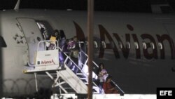 Vuelo con segundo grupo de migrantes cubanos en ruta a EE.UU.llega a El Salvador.