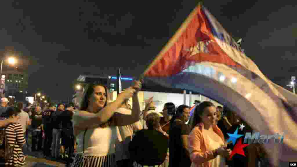 A medida que avanzaba la madrugada, más personas se iban sumando a las afueras del restaurante.