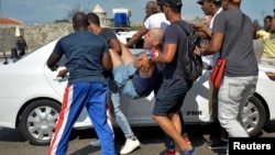 La policía cubana arrestó a algunos manifestantes que participaban en la marcha LGTBI en La Habana, el 11 de mayo de 2019. 