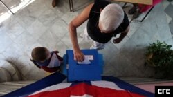 Un hombre vota en las elecciones municipales el 26 de noviembre de 2017, en un colegio electoral de La Habana (Cuba).