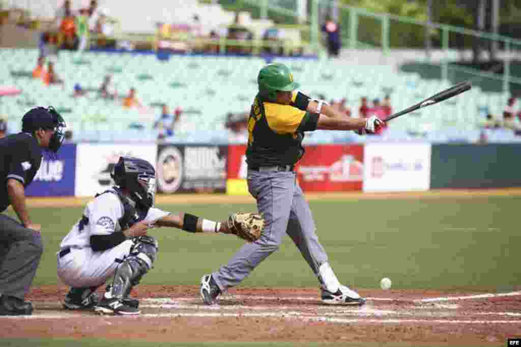 El cubano Frederich Cepeda (d), fue seleccionado el jugador Más Valioso de la Serie del Caribe. Cepeda bateó un sencillo, dos dobles y un triple con cinco carreras impulsadas ante los relevistas venezolanos en la victoria 8x4 de los Vegueros sobre los Caribes de Anzoátegui en las semifinales.