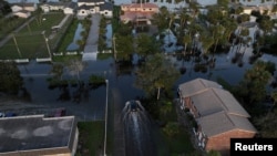 Una vista aérea de un dron muestra un automóvil circulando por una calle inundada después de que el huracán Milton tocara tierra en el sur de Daytona, Florida, EE. UU., el 11 de octubre de 2024. REUTERS/Ricardo Arduengo