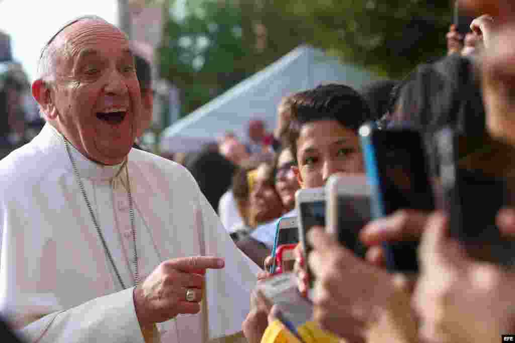 El Papa Francisco se toma selfies con los niños durante su visita a la escuela Nuestra Señora Reina de los Angeles. EFE