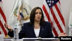 La vicepresidenta de EE. UU., Kamala Harris, participa en una mesa redonda con líderes religiosos y comunitarios que están ayudando con el procesamiento de migrantes que buscan asilo, en el puerto de entrada de El Paso, Texas, EE. UU., 25 de junio de 2021