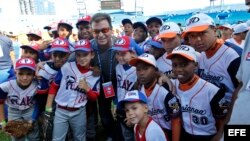 Antonio Castro Soto del Valle, hijo de Fidel Castro, posa durante una clase práctica por parte de beisbolistas de las Grandes Ligas a niños cubanos.