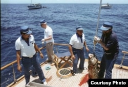 Fidel Castro y el gobernante de la RDA Erich Honecker (2do izq) de pesca en la popa del Aquarama II. (Luis Domínguez)