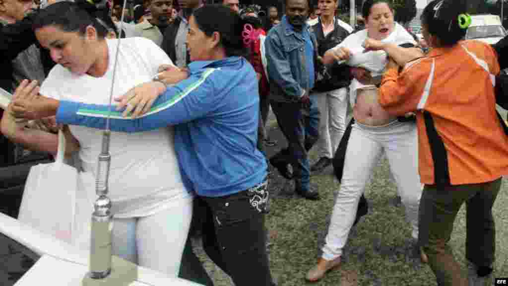 Integrantes del grupo opositor Damas de Blanco son arrestadas hoy durante una manifestación en una céntrica calle de La Habana.