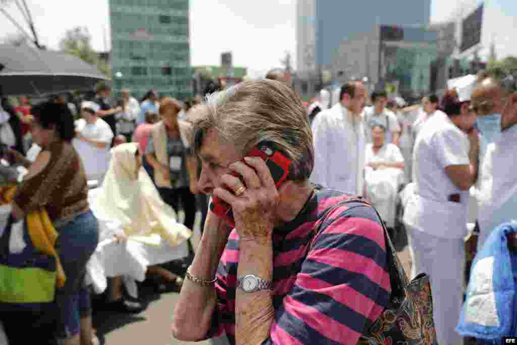 El fuerte terremoto de 7.1 sacudió la capital de México y causó escenas de pánico.