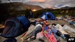 Migrantes venezolanos camino a Perú pernoctan en la autopista Panamericana, entre Tulcan e Ibarra, en Ecuador. 