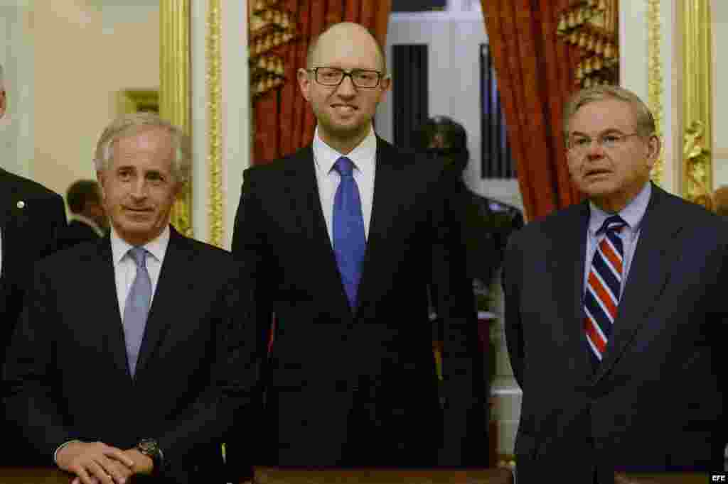 El primer ministro ucraniano Arseniy Yatsenyuk (c) se reúne con el senador republicano por Tennessee Bob Corker (i), el senador demócrata por Nueva Jersey y presidente del Comité de Relaciones Exteriores del Senado, Robert Menendez (d). 