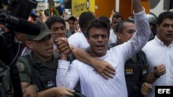 El dirigente opositor venezolano Leopoldo López se entrega a miembros de la Guardia Nacional (GNB, policía militarizada)