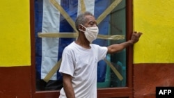 Un cubano se protege del contagio del coronavirus con una mascarilla. YAMIL LAGE / AFP