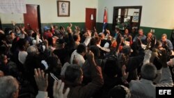 Un grupo de vecinos en una reunión de un Comité de Defensa de la Revolución (CDR) de La Habana (Cuba).