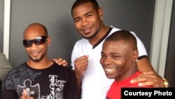 De izquierda a derecha: Yan Barthelemy, Yunier Dorticós y el campeón mundial Guillermo Rigondeaux.