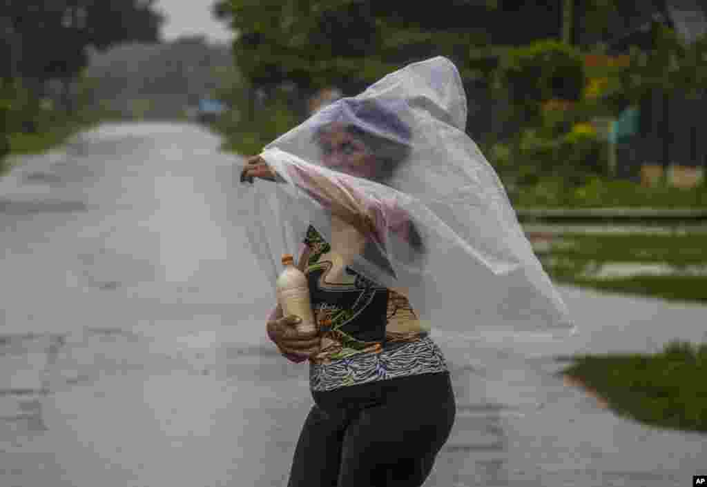 Una mujer en Batabanó se resguarda de las lluvias de Helene, en Batabano, Cuba, el miércoles 25 de septiembre de 2024. (Foto AP/Ramon Espinosa)