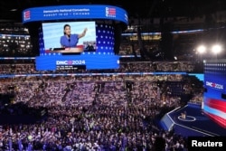 La actriz Eva Longoria se presentó en el United Center en Chicago, para pedir el voto para Kamala Harris.También lo hicieron otras celebridades como Kerry Washington y Pink. REUTERS/Brendan Mcdermid