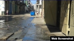 Aguas albañales en una calle de Centro Habana. (Archivo)