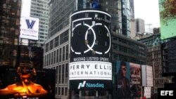 Fotografía promocional sin fecha cedida por Perry Ellis International hoy, sábado 19 de agosto de 2017, del logo conmemorativo del 50 aniversario del grupo Perry Ellis en el panel electrónico del mercado Nasdaq en Times Square, Nueva York (EE.UU.). La cam