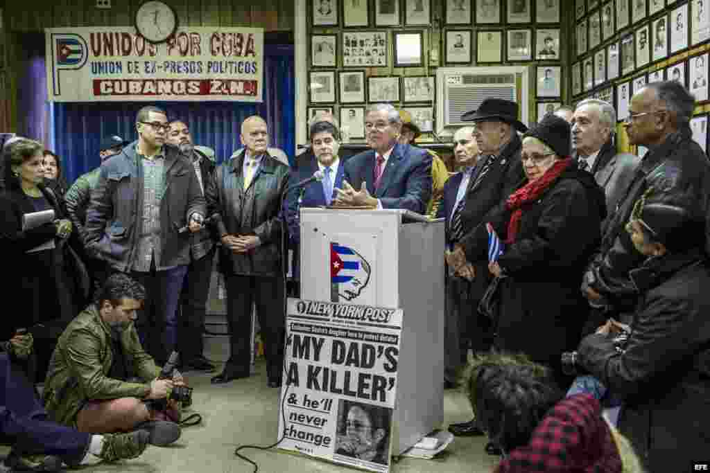 Bob Menéndez, de origen cubano, habla junto a miembros de la Unión De Expresos Políticos Cubanos de Nueva Jersey, como reacción a la muerte del líder cubano Fidel Castro.