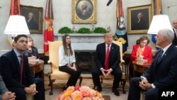 El presidente de los Estados Unidos, Donald Trump, se reúne con Fabiana Rosales de Guaidó.