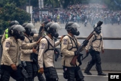 Agentes de la Guardia Nacional Bolivariana bloquean el paso a manifestantes hoy, jueves 20 de abril de 2017, en Caracas (Venezuela). La Guardia Nacional de Venezuela (GNB, policía militarizada) dispersó hoy con gases lacrimógenos algunas concentraciones d