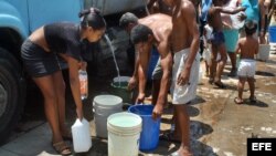 Se abastecen de agua en pipas