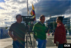 Equipo de Televisión Martí (Tomás N. Regalado (c) y Rudy Hernández (i) en Bogotá.