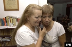 Archivo. Las Damas de Blanco Laura Pollán (i) y Julita Núñez siguieron por teléfono la ceremonia de entrega de los premios Savarov.