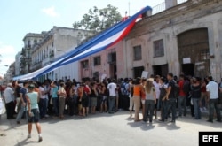 Turbas gritan consignas contra las Damas de Blanco en Centro Habana.