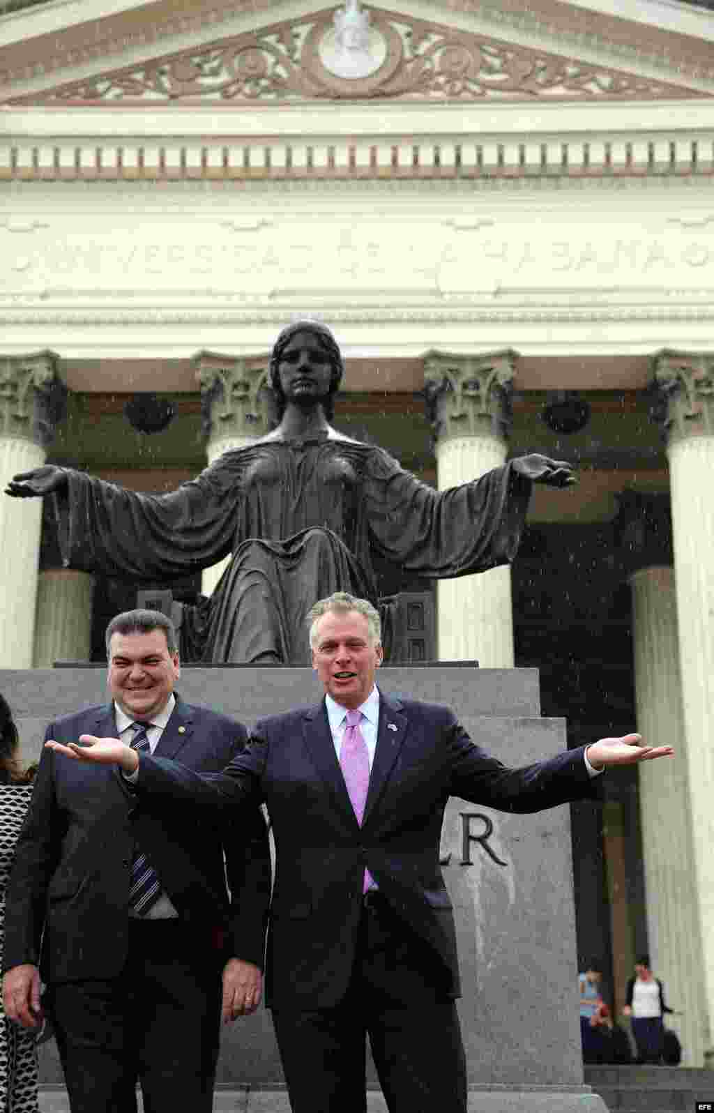 El gobernador del estado de Virginia (EEUU), Terry McAuliffe (d), visita hoy, lunes 04 de enero de 2016, la Universidad de La Habana (Cuba), acompañado por su rector, Gustavo Cobreiro Suárez (i). 