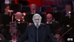 Foto de archivo. El tenor español Plácido Domingo interpreta un tema durante el festival al aire libre Loreley en St. Goarshausen, Alemania, el domingo 30 de junio de 2013.