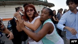 Agentes de civil reprimen a Iliana Hernández, periodista independiente y activista de la sociedad civil cubana.