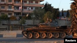 Un tanque que pertenecía al ejército está estacionado en una calle, después de que los rebeldes sirios anunciaran que habían derrocado al presidente Bashar al-Assad, en Damasco, el 8 de diciembre de 2024. (REUTERS/Mohamed Azakir)