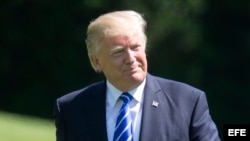 El presidente de Estados Unidos, Donald J. Trump, saluda a su llegada al costado sur de la Casa Blanca, tras descender del Marine One, hoy miércoles 17 de mayo de 2017.