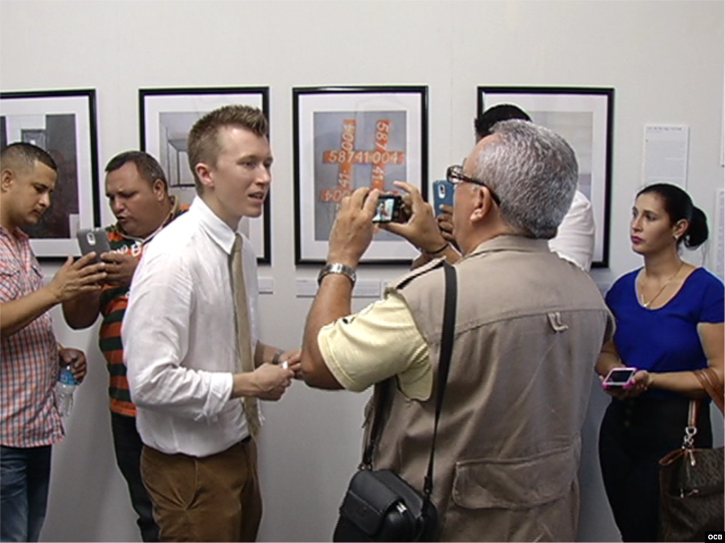 Protestas en exposición de espía cubano en Miami