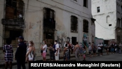 Una cola en La Habana durante la pandemia. (Reuters/Alexandre Meneghini).